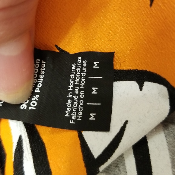 💪😁District Workout Tee Unisex - Picture 7 of 7